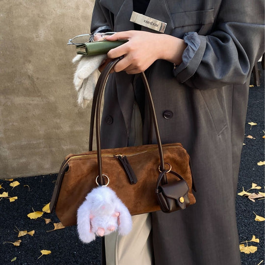 Damen elegante Umhängetasche aus hochwertigem Wildleder mit verspieltem Kaninchenanhänger Nord Taschen