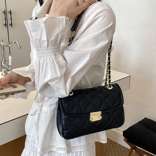 Damen Umhängetasche mit eleganter Steppung und goldenen Kettenakzenten Nord Taschen