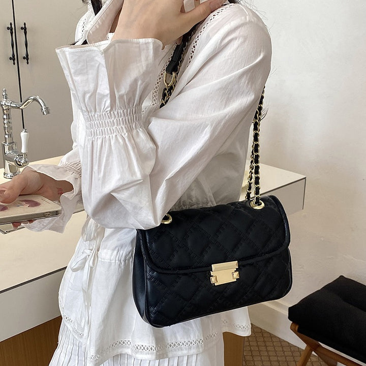 Damen Umhängetasche mit eleganter Steppung und goldenen Kettenakzenten Nord Taschen