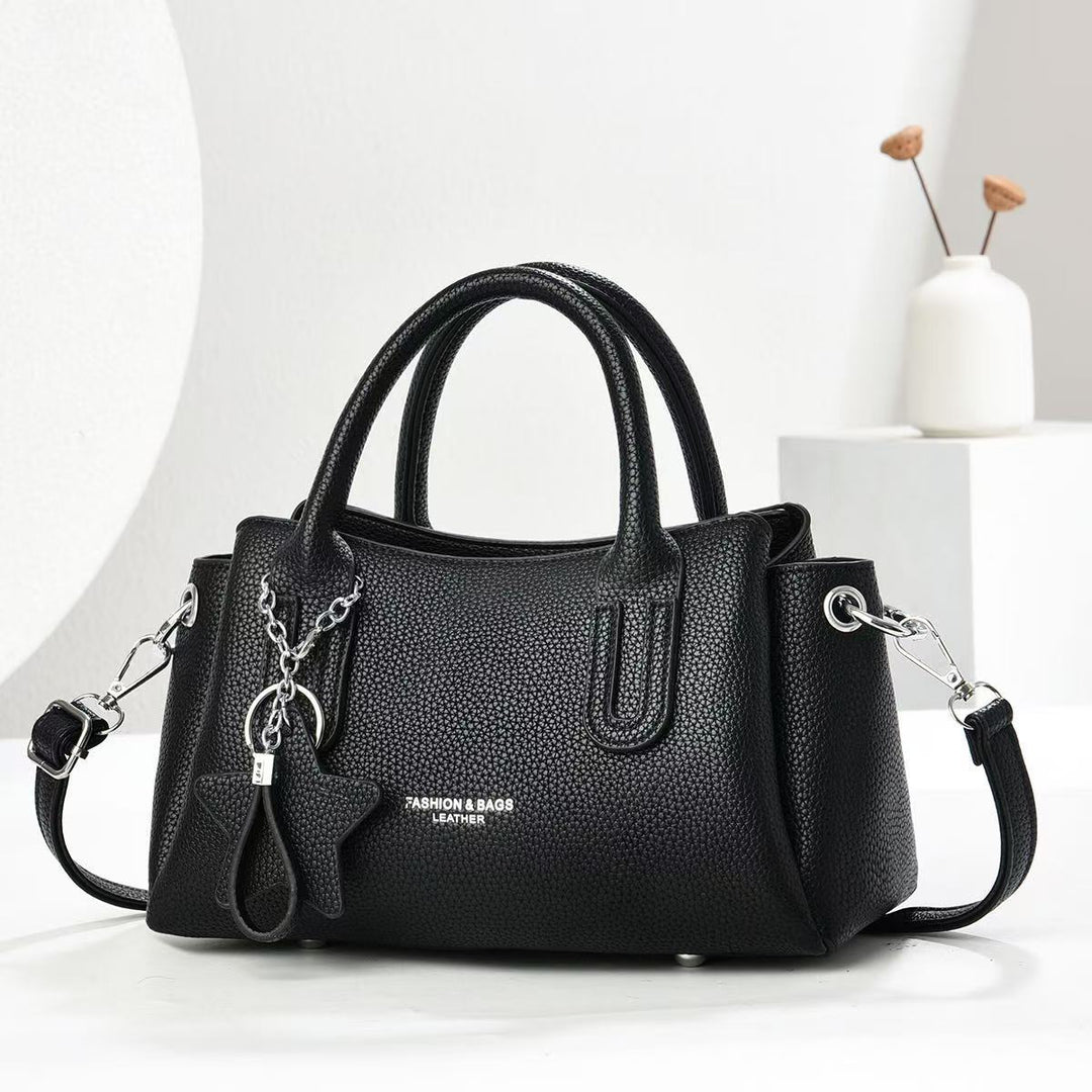 Damen elegante Umhängetasche mit strukturiertem Kunstleder und modischem Anhänger Nord Taschen