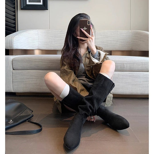 Damen Kniehohe Slouch‑Stiefel aus weichem Veloursleder mit spitzer Zehenpartie und niedrigem Absatz Nord Taschen