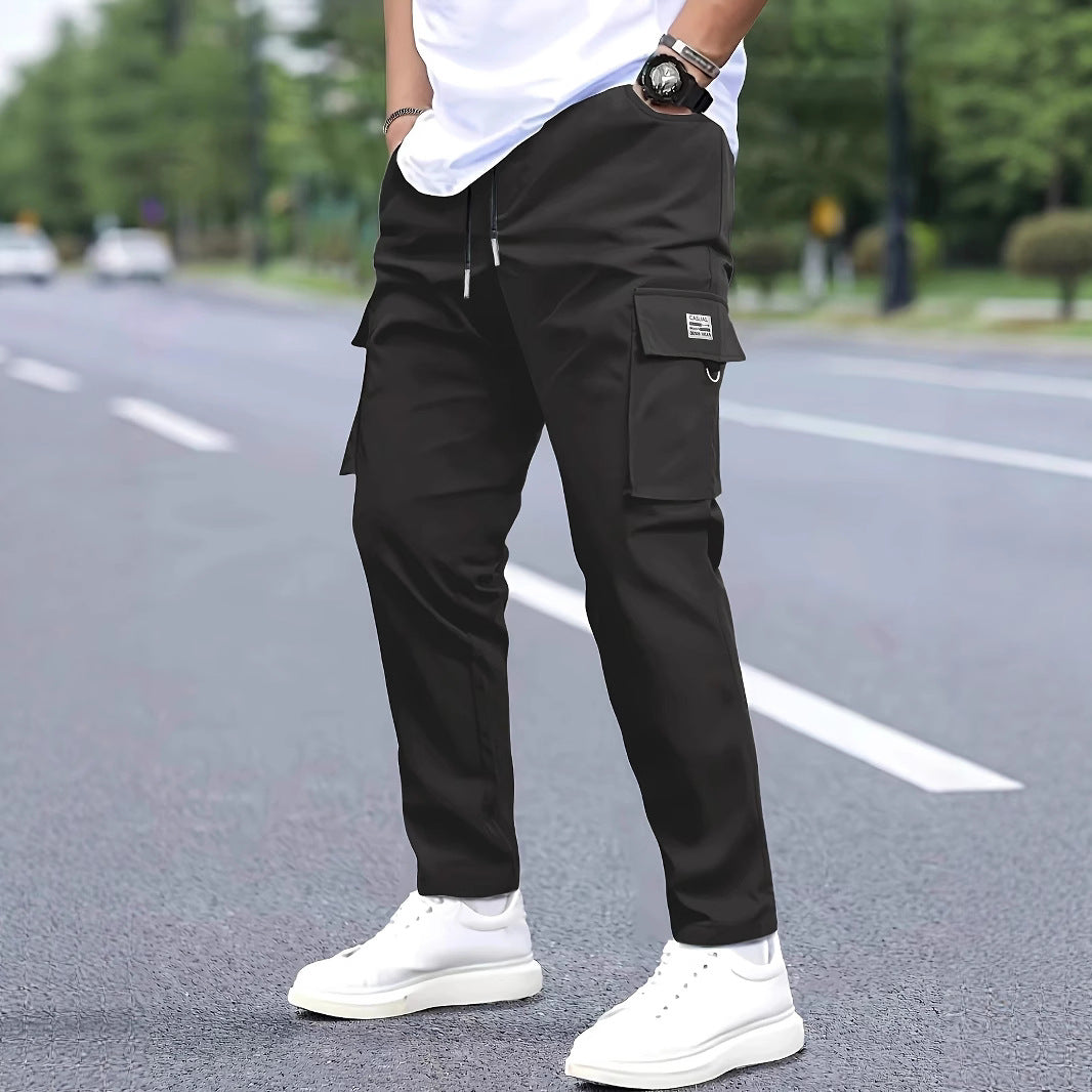 Herren Slim‑Tapered Cargo‑Jogginghose mit Tunnelzugbund, Klappentaschen und Metallringdetail Nord Taschen