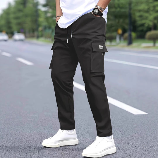 Herren Slim‑Tapered Cargo‑Jogginghose mit Tunnelzugbund, Klappentaschen und Metallringdetail Nord Taschen