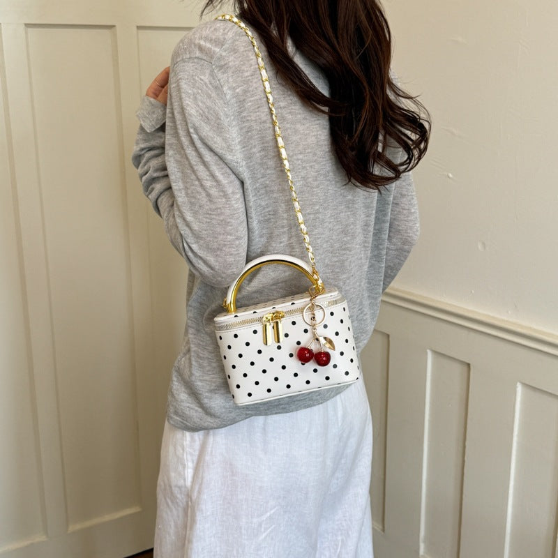 Damen Hobo-Tasche mit verspieltem Punktedesign und dekorativem Kettenanhänger Nord Taschen