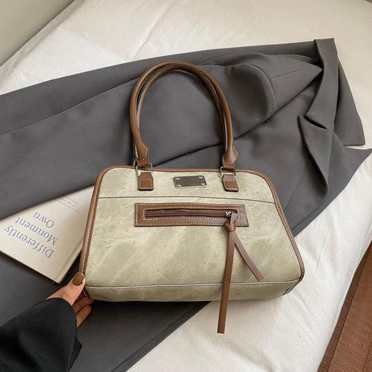 Damen Handtasche mit robustem Stoff und verspieltem Plüschanhänger Nord Taschen