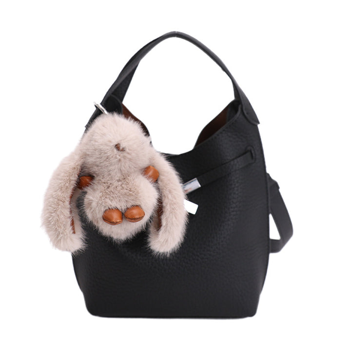 Damen-Handtasche im modernen Hobo-Stil mit charmantem Plüschanhänger Nord Taschen