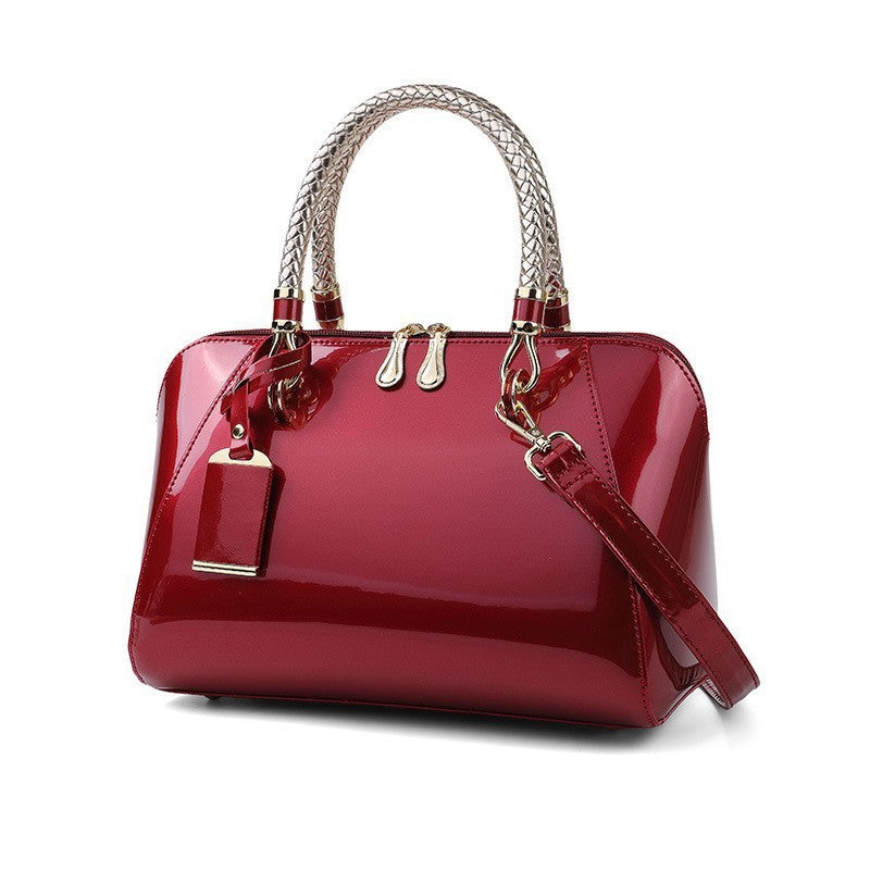 Damen Handtasche mit glänzender Oberfläche und eleganten Geflochtenen Griffen Nord Taschen