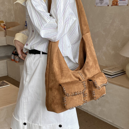 Damen Hobo-Tasche aus weichem Veloursleder mit einzigartigem Stickdetail Nord Taschen