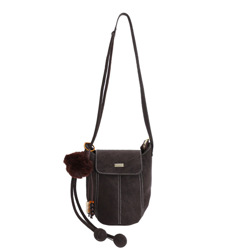 Damen modische Crossbody-Tasche mit flauschigem Anhänger Nord Taschen