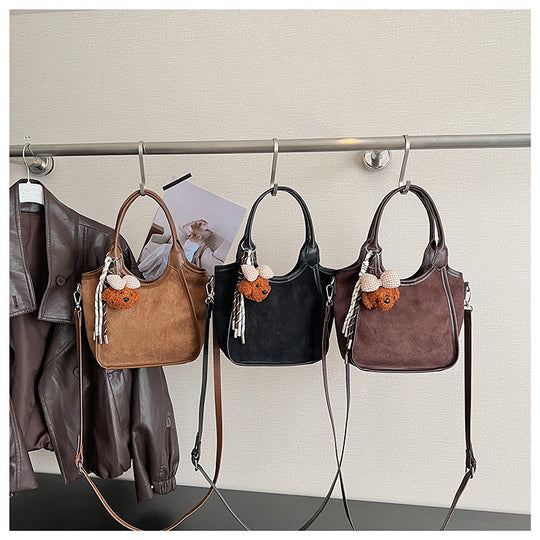 Damen modische Handtasche aus weichem Wildleder mit verspieltem Anhänger Nord Taschen