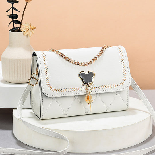 Damen modische Handtasche mit eleganter Kettenapplikation und verspieltem Schlüsselanhänger Nord Taschen