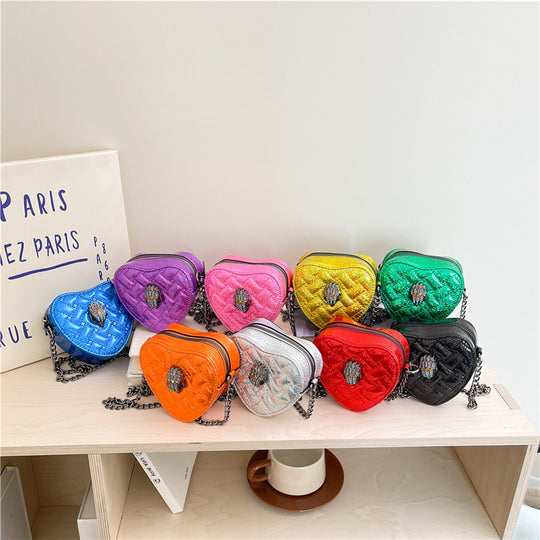 Damen Herzform-Bag mit Glanzoberfläche und exquisitem Anhänger Nord Taschen