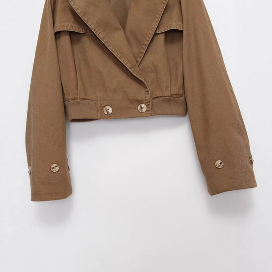 Damen Kurzjacke Trenchstil mit Schulterklappen tailliertem Rippbund und Zierknöpfen Nord Taschen