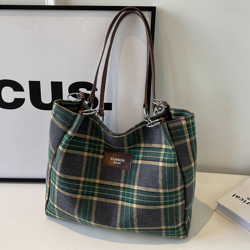 Damen Shopper-Tasche mit kariertem Design und verspieltem Plüschanhänger Nord Taschen