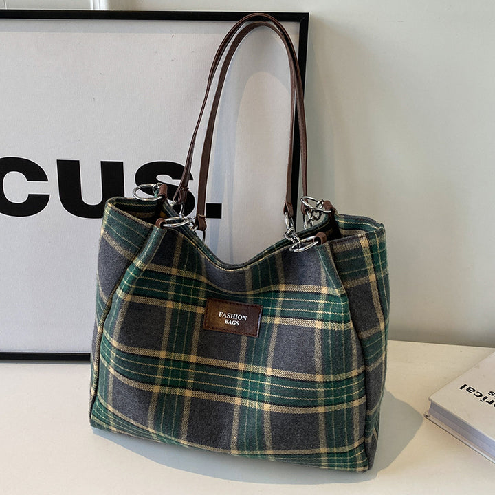 Damen Shopper-Tasche mit kariertem Design und verspieltem Plüschanhänger Nord Taschen