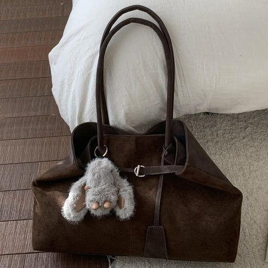 Damen modische Schultertasche aus hochwertigem Wildleder mit charmantem Plüschanhänger Nord Taschen