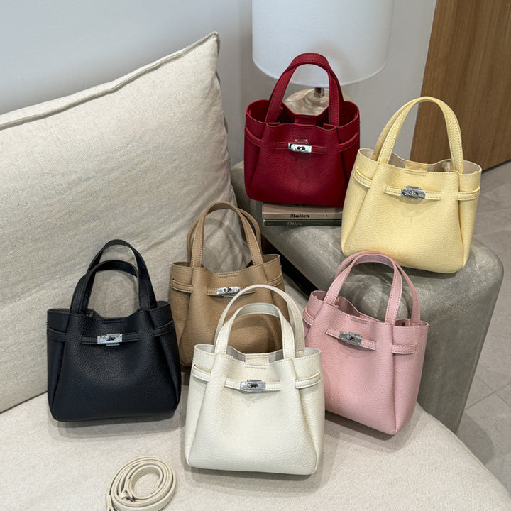 Damen modische Handtasche mit verspieltem Plüschanhänger Nord Taschen