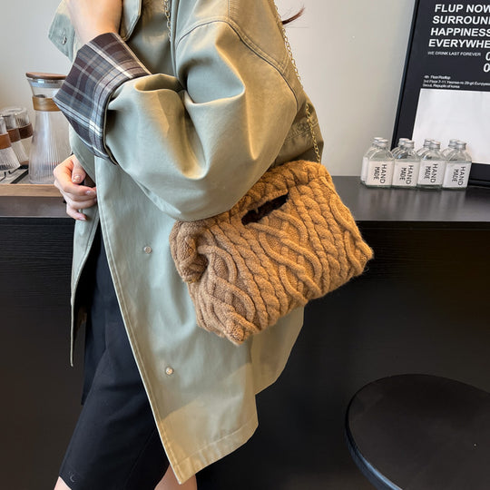 Damen Umhängetasche mit einem strukturierten, weichen Obermaterial und eleganter Kettenverzierung Nord Taschen