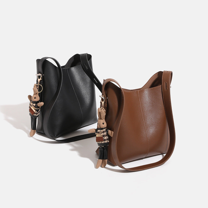 Damen Hobo-Tasche mit modernem Design und verspieltem Anhänger Nord Taschen