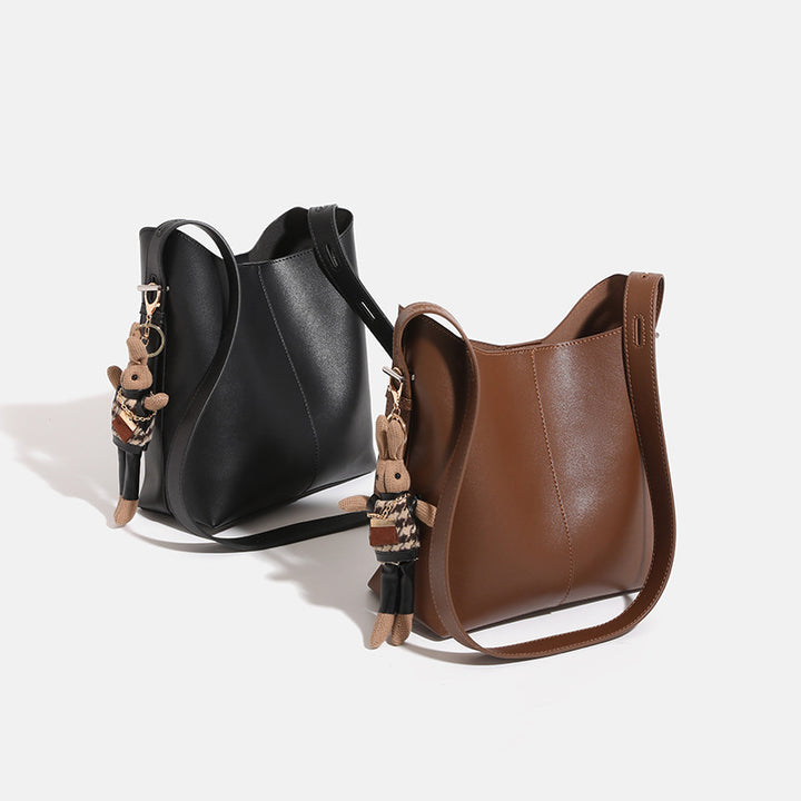 Damen Hobo-Tasche mit modernem Design und verspieltem Anhänger Nord Taschen