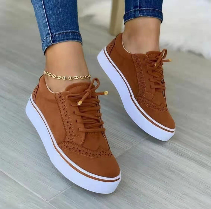 Damen Sneaker im eleganten Design mit klassischer Brogue-Detailierung