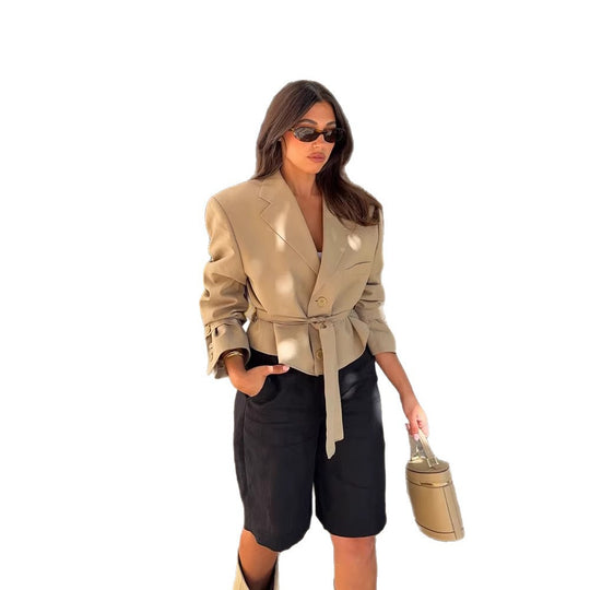 Damen Taillierter Cropped-Blazer mit Bindegürtel und markanter Schulterpartie Nord Taschen
