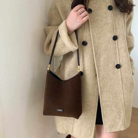 Damen Hobo-Tasche aus weichem Veloursleder mit eleganten Akzenten Nord Taschen