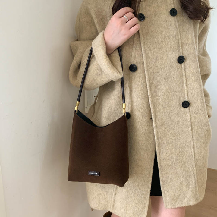 Damen Hobo-Tasche aus weichem Veloursleder mit eleganten Akzenten Nord Taschen