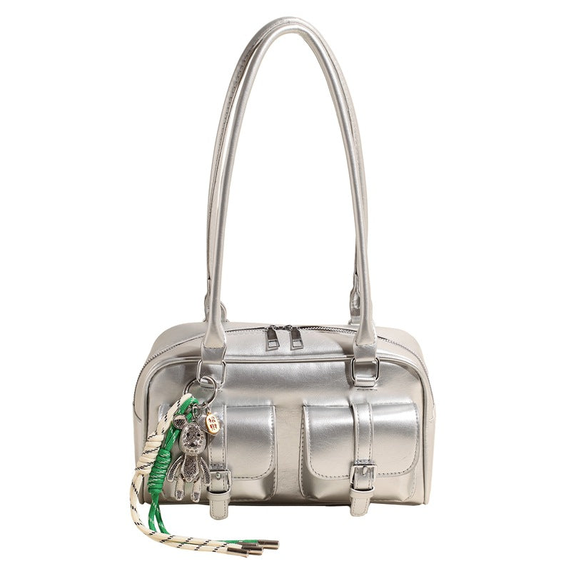 Damen Handtasche im modernen Taschenformat mit charmanten Anhängern | Nord Taschen