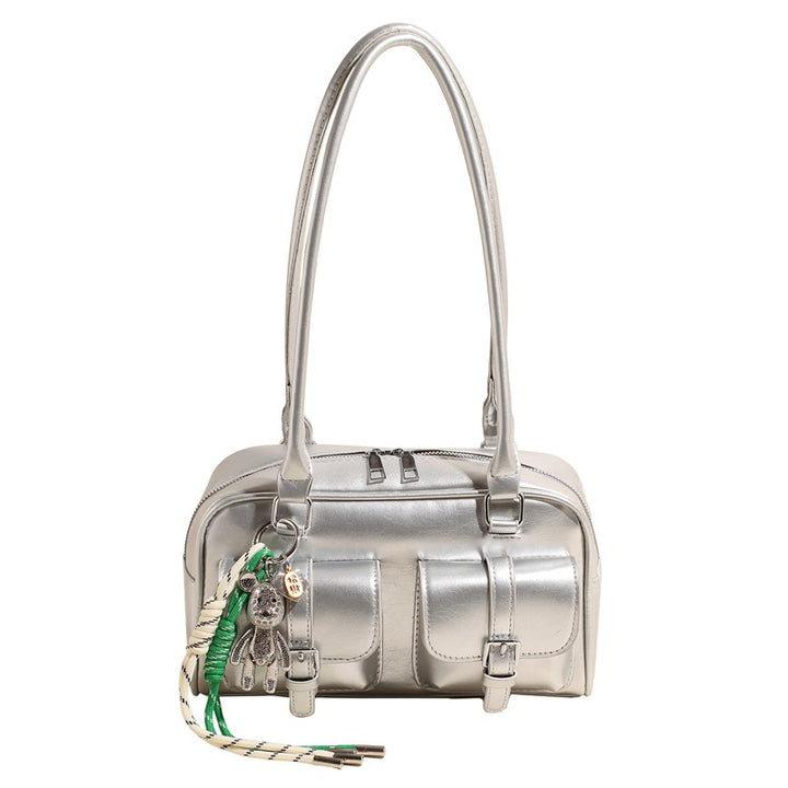 Damen Handtasche im modernen Taschenformat mit charmanten Anhängern | Nord Taschen