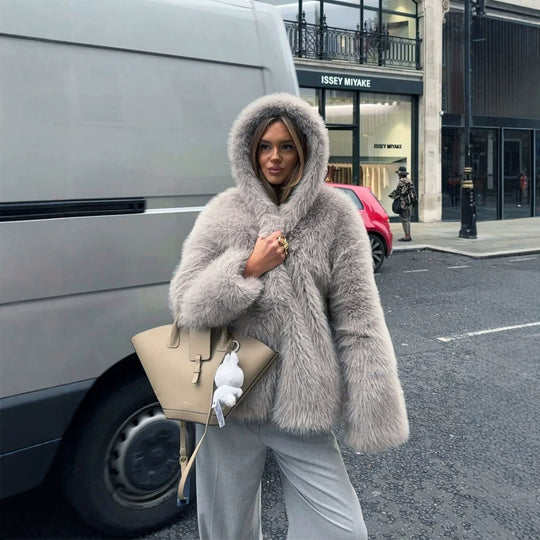 Damen Kurzblouson aus langfaserigem Shaggy‑Faux‑Fur mit hohem Schalkragen und klarer Boxy‑Silhouette Nord Taschen