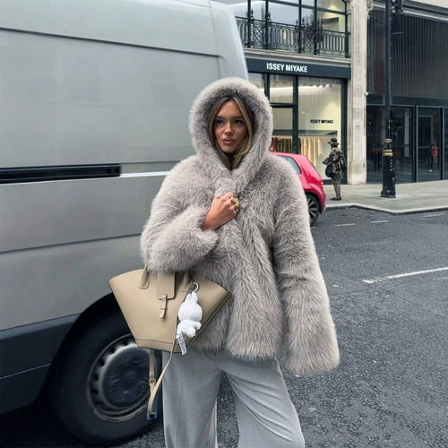 Damen Kurzblouson aus langfaserigem Shaggy‑Faux‑Fur mit hohem Schalkragen und klarer Boxy‑Silhouette Nord Taschen