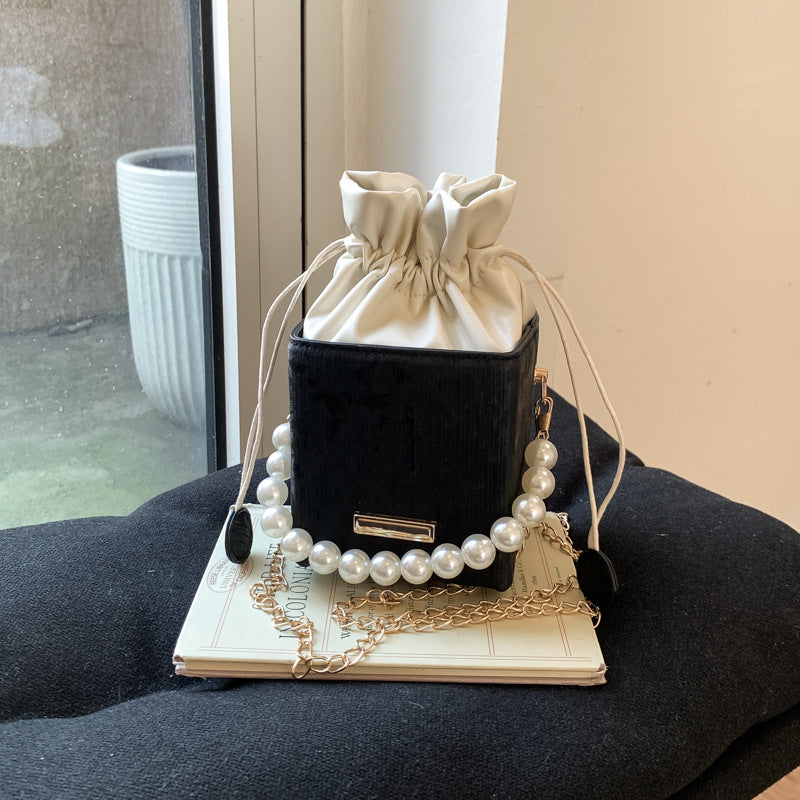 Damen stilvolle Mini-Handtasche mit Kordelzug und Perlenakzent Nord Taschen
