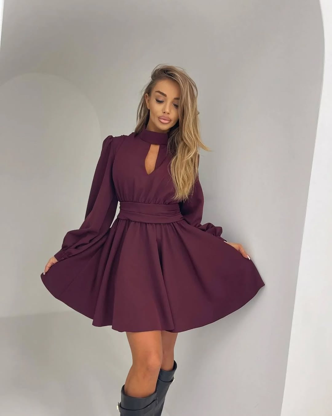 Damen Elegantes Kurzkleid mit Stehkragen, Cut-Out, weitem Glockenrock und Taillenschärpe Nord Taschen