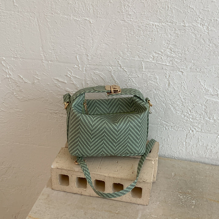 Damen Umhängetasche mit elegantem Design und goldenen Verschlüssen Nord Taschen