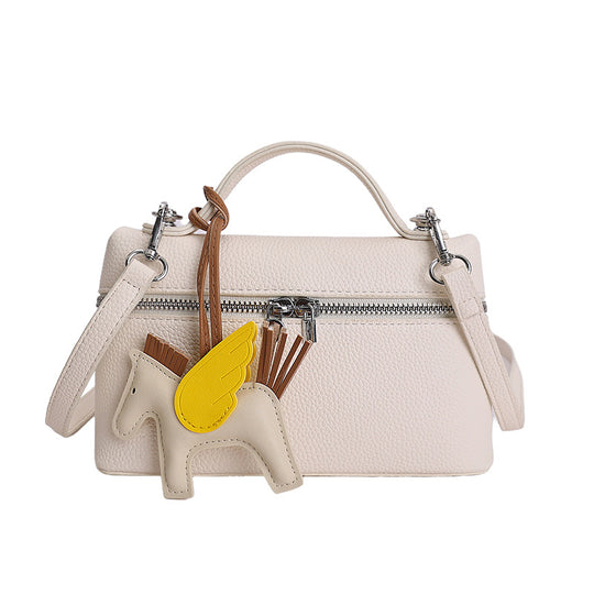 Damen hochwertige Handtasche mit strukturiertem Design und verspieltem Anhänger Nord Taschen