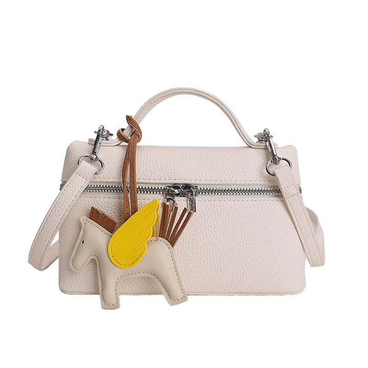 Damen hochwertige Handtasche mit strukturiertem Design und verspieltem Anhänger Nord Taschen