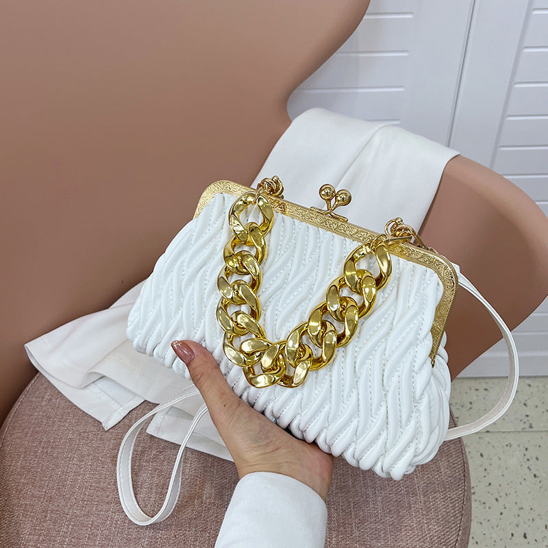 Damen elegante Handtasche mit kreativem Wellenmuster und goldener Kettenverzierung Nord Taschen