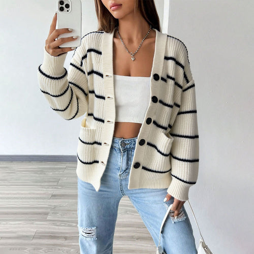 Damen oversized Strickcardigan mit Rippenkante, aufgesetzten Taschen und Knopfverschluss Nord Taschen