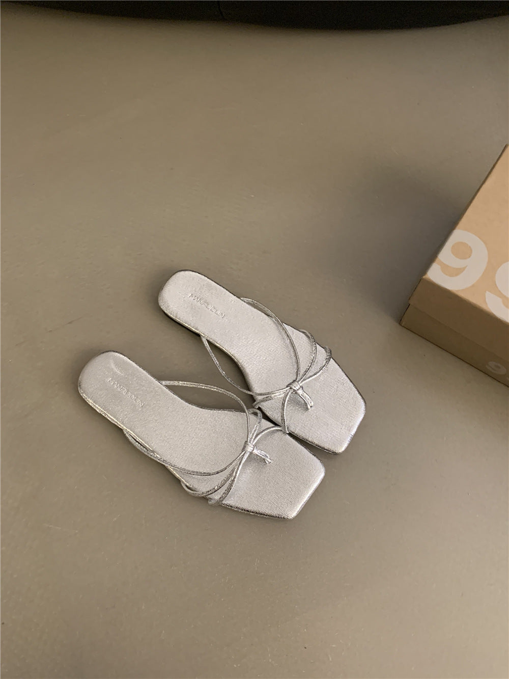 Damen Stylische Riemchen-Sandalen mit quadratischer Zehenpartie und feinem Bindedesign