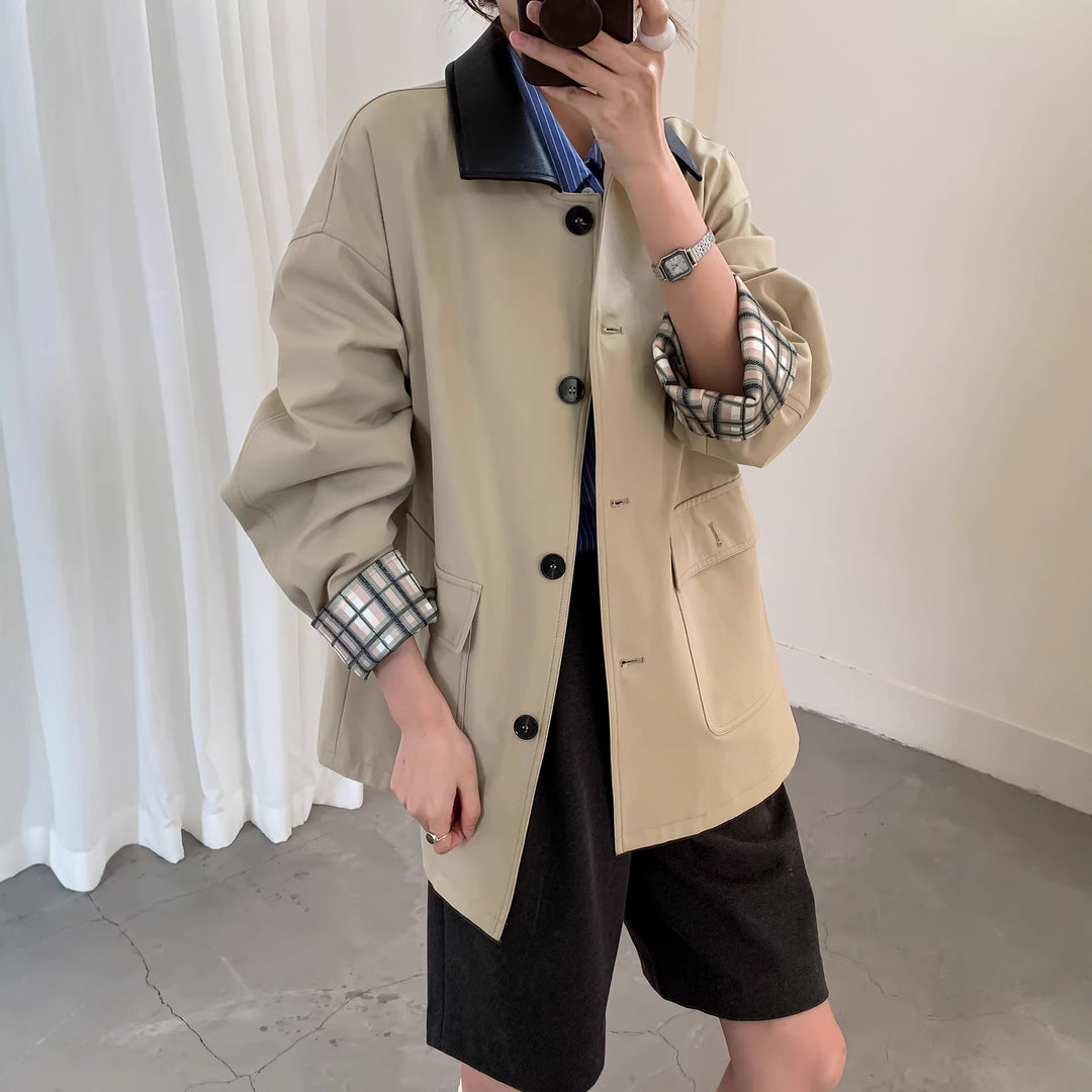 Damen Kurzjacke im Trench‑Stil mit Lederkragen und umschlagbaren Karo‑Manschetten Nord Taschen