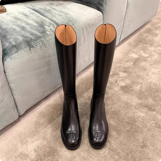 Damen Kniehohe Reitstiefel aus Glattleder mit geprägter Blumen-Zehenkappe Nord Taschen