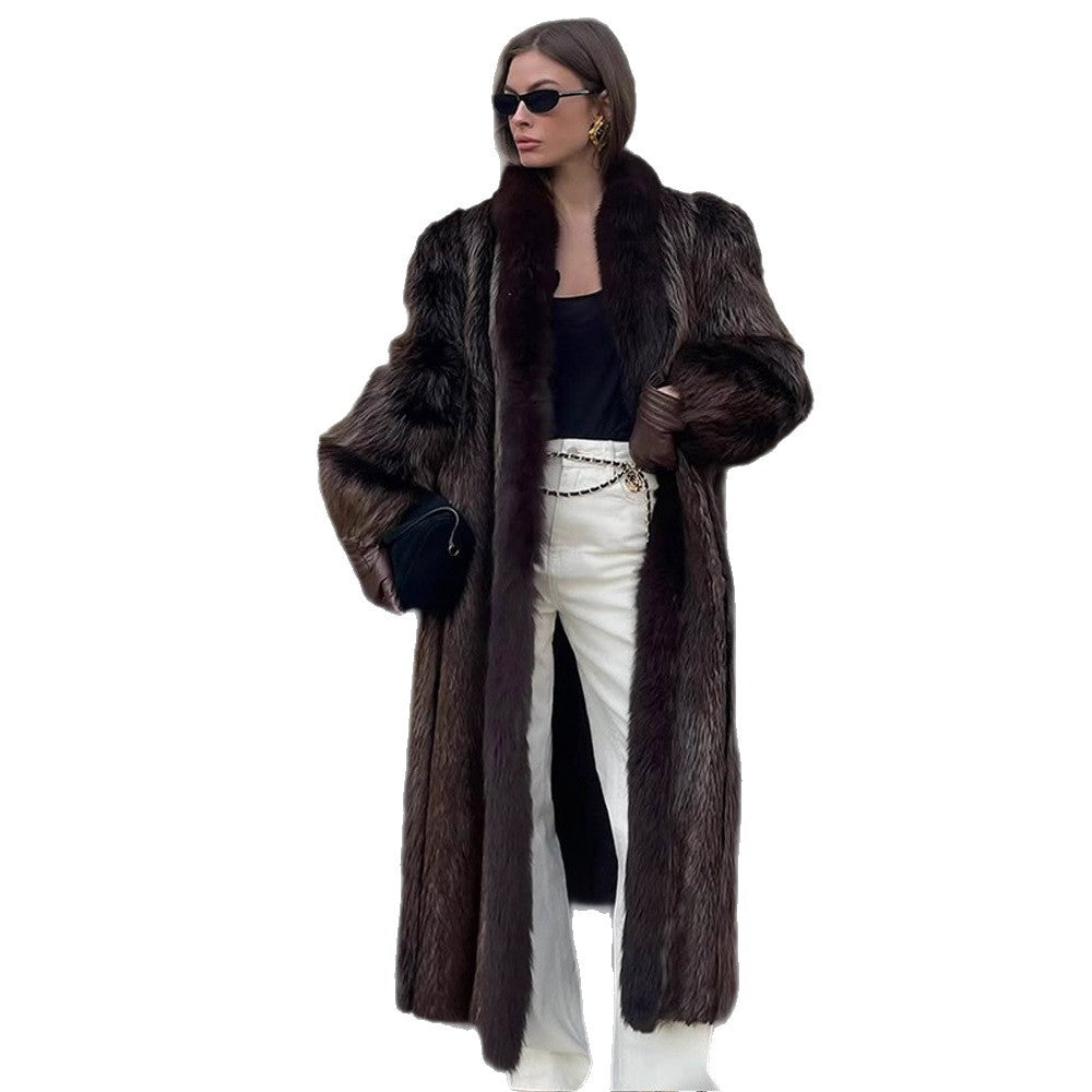 Damen Luxuriöser langer Pelzmantel mit breitem Kragen und voluminösen Ärmeln Nord Taschen