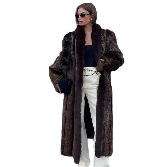 Damen Luxuriöser langer Pelzmantel mit breitem Kragen und voluminösen Ärmeln Nord Taschen