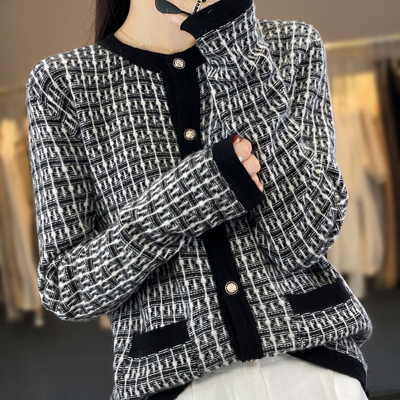 Damen Strickcardigan im Bouclé‑Gittermuster mit Rundhals, Schmuckknopfleiste und aufgesetzten Taschen Nord Taschen