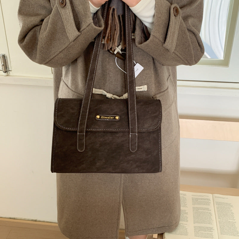 Damen modische Handtasche im charmanten Lederlook mit abnehmbarem Anhänger Nord Taschen