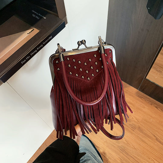 Damen modische Umhängetasche mit fransigen Details und Nieten Nord Taschen