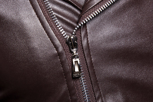 Herren Biker-Lederjacke im Slim-Fit mit asymmetrischem Reißverschluss und Taillengürtel Nord Taschen