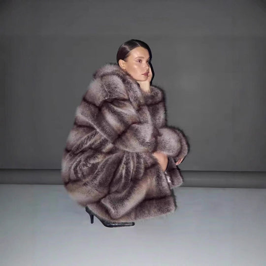 Damen Luxuriöser Oversize-Kunstpelzmantel mit Kapuze und satiniertem Futter Nord Taschen