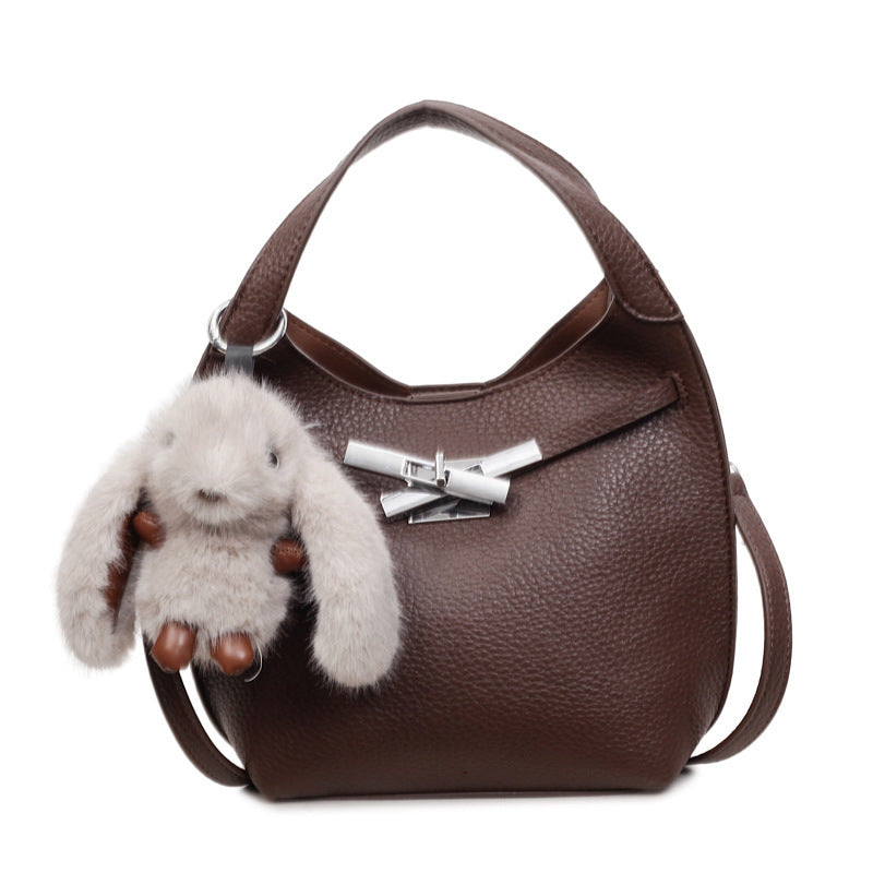 Damen stilvolle Schultertasche mit verspieltem Anhänger Nord Taschen